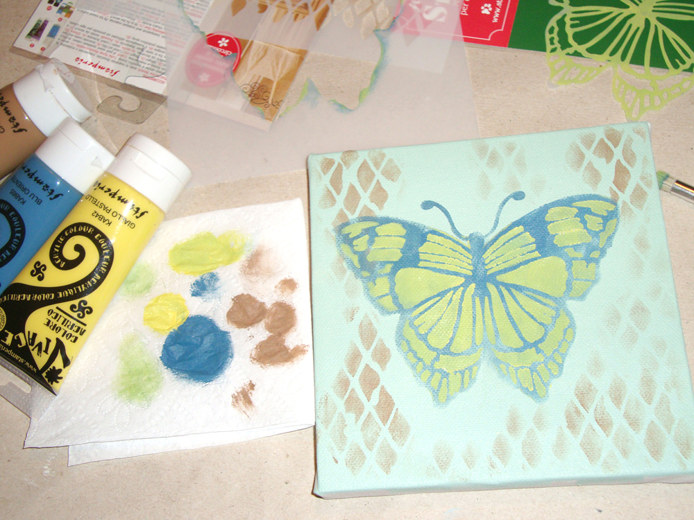 3 шаг: Затем с помощью краски КАВ 65 и трафарета сделала бабочку.