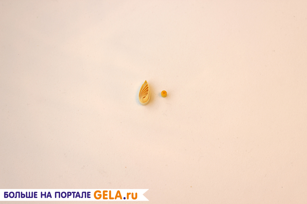 АНЮТИНЫ ГЛАЗКИ: Для цветка скрутите два лепестка из полоски шириной 3 мм бледно желтого цвета, модуль «капля» и маленькую серединку из 1/8 полоски желтого цвета, модуль «тугой ролл».