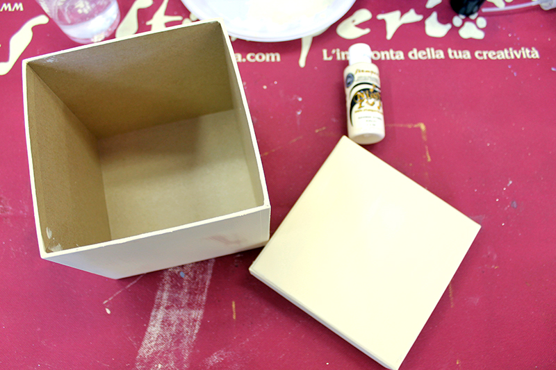 1. Красим коробку акриловой краской "Allegro" цвета золотого песка (51).