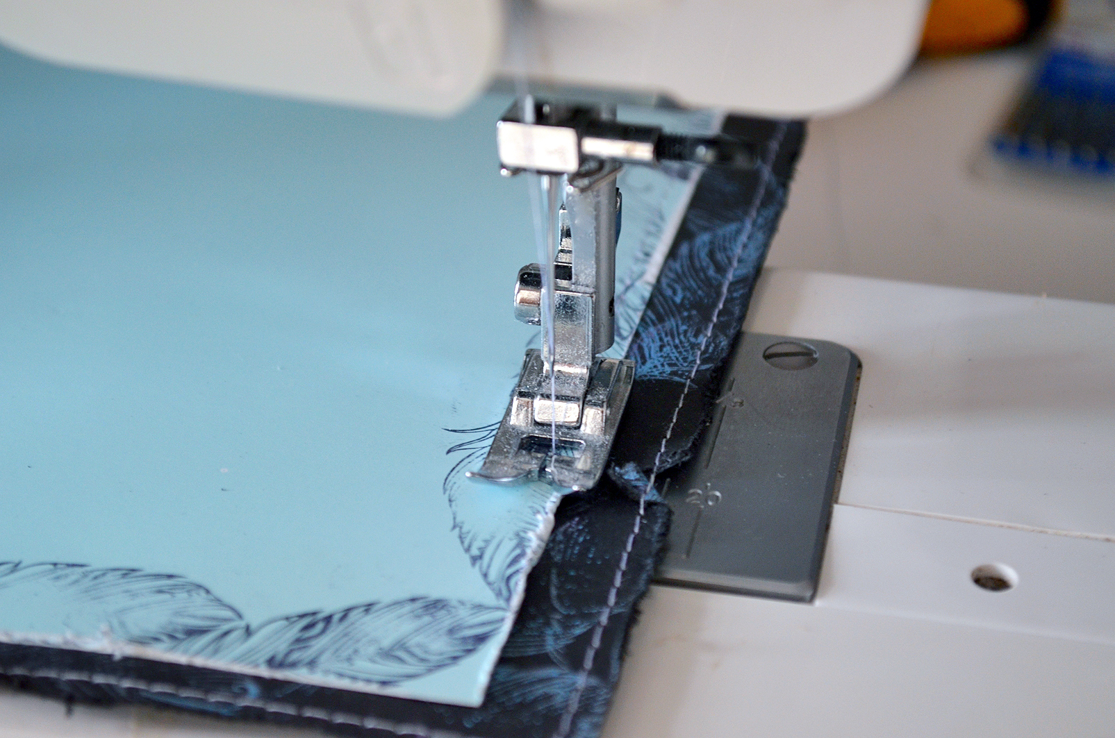 Склеиваем наши листы вместе и делаем две строчки на швейной машинке по чёрному и голубому краю.