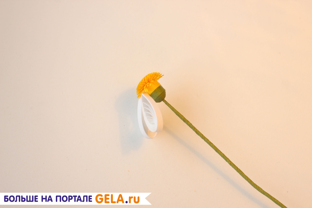 На ½ окружности цветка с помощью термописталета приклейте лепестки к основанию серединки.