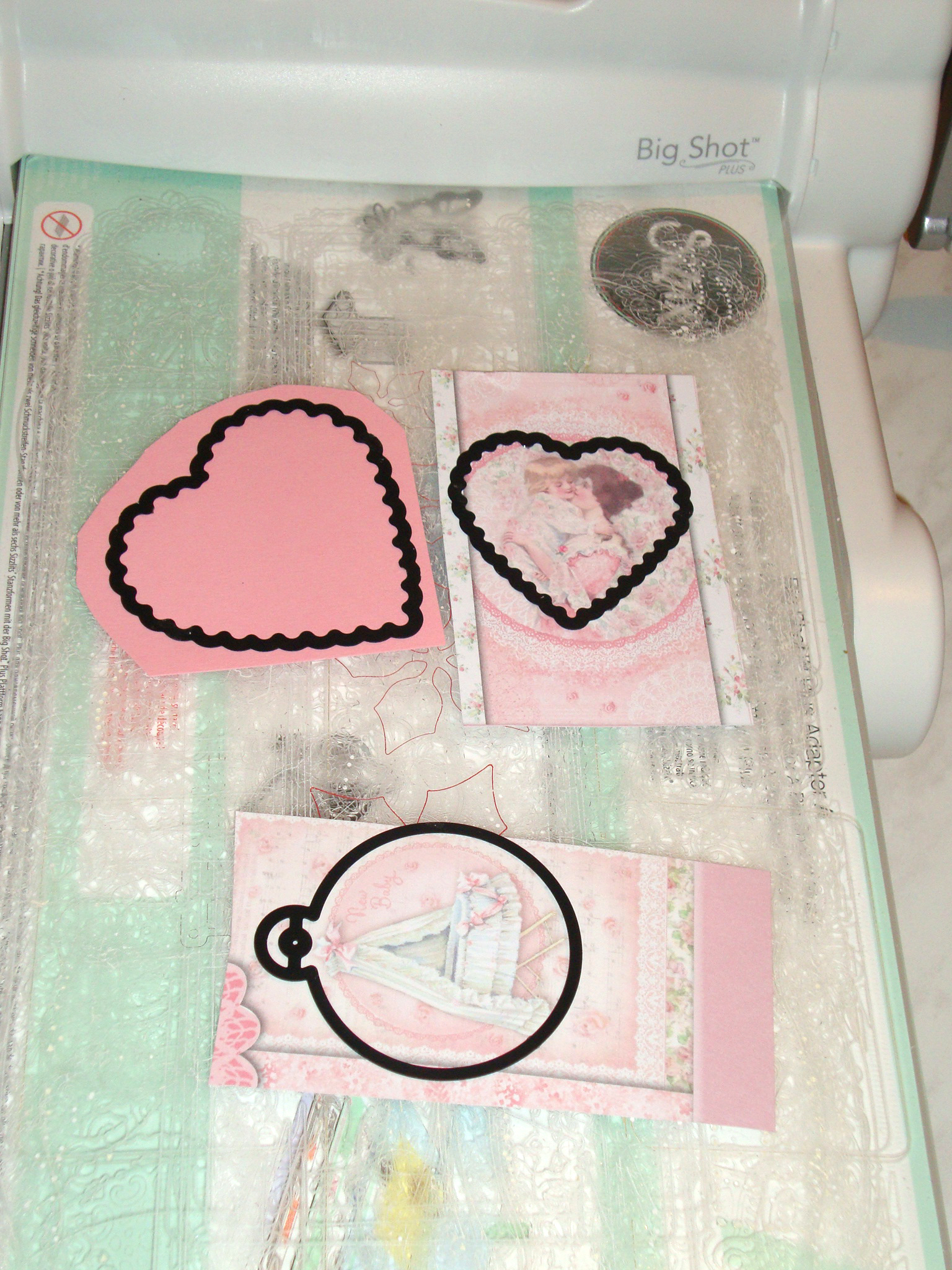 3 шаг:  С помощью ножей Докрафт из бумаги Стамперия и розовой бумаги Хейда вырезала теги и сердечки.