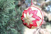 Рождественский шар из лент SPIRAL SAFISA