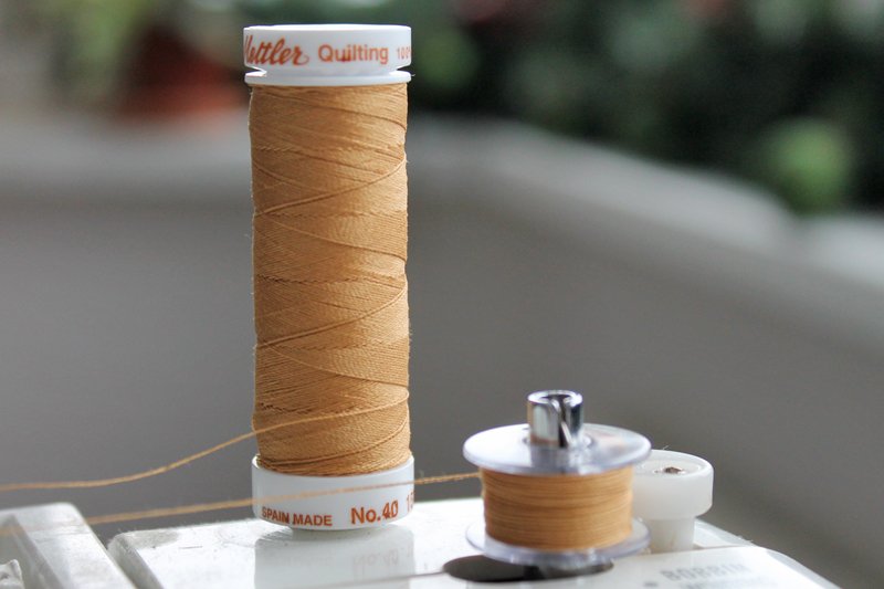 5. Заправляем в машинку нить для машинной простежки AMANN GROU METTLER "Quilting" из мерсеризированного хлопка. Используем цвет № 0830