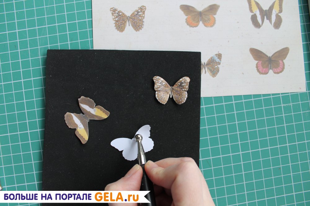 6. Из бумаги с бабочками вырезаем трех бабочек и на мягком толстом мате вручную эмбоссируем, придавая объемность крылышкам бабочек.