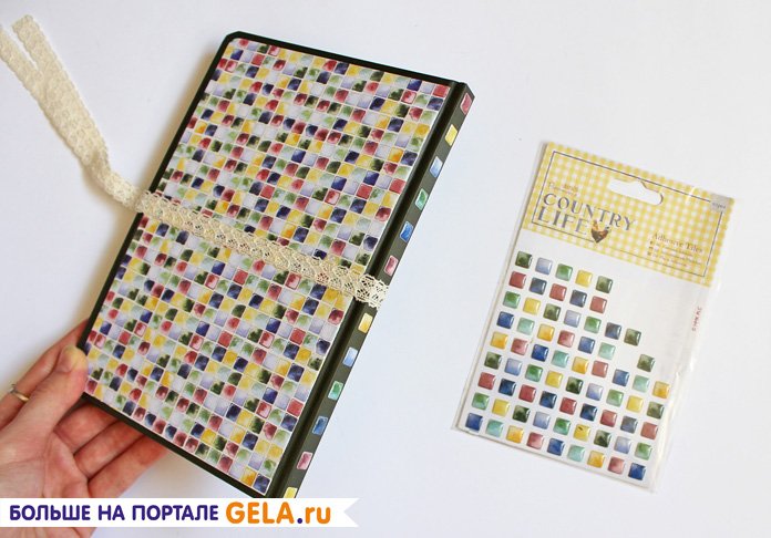 Корешок украшаем клеевым декоративными элементами. Декоративные элементы лучше дополнительно промазать клеем Colla Fine.