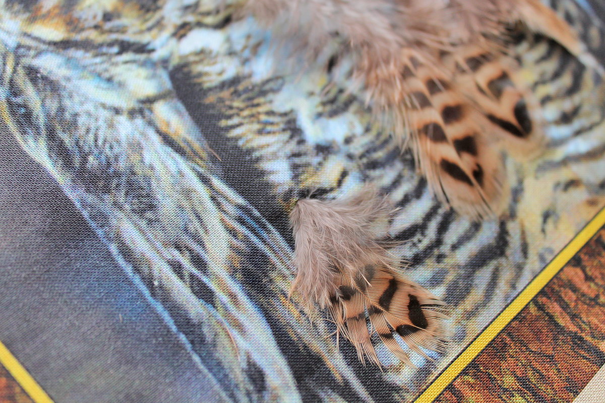 2. Прокалываем острием очина ткань и по рисунку оперения совы заполняем перышками.