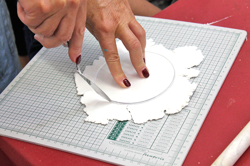 15. Затем необходимо вырезать круг диаметром большим, чем диаметр циферблата на 2 см. Можно воспользоваться шаблоном или циркулем.