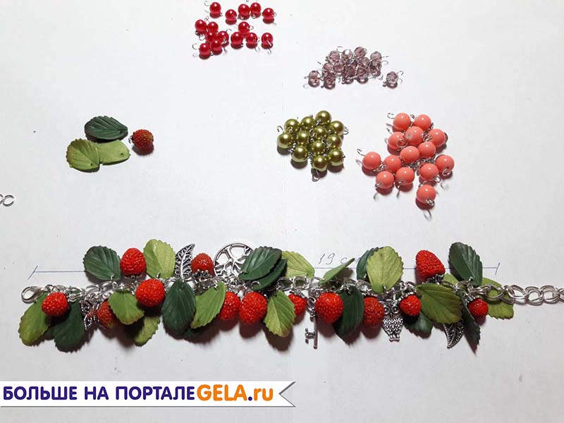 После того, как ягоды "подвешены", можно распределять листья и бусины.  Количество их будет кратно 13 (т.е. либо 13, либо 26).