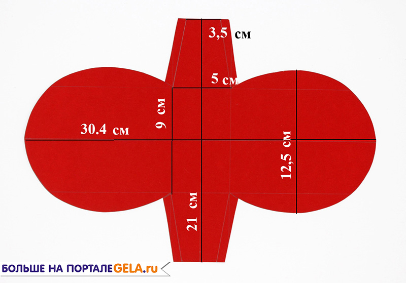 Из набора цветного картона выбираем лист красного цвета и вырезаем фигуру с размерами, как показано на фото.