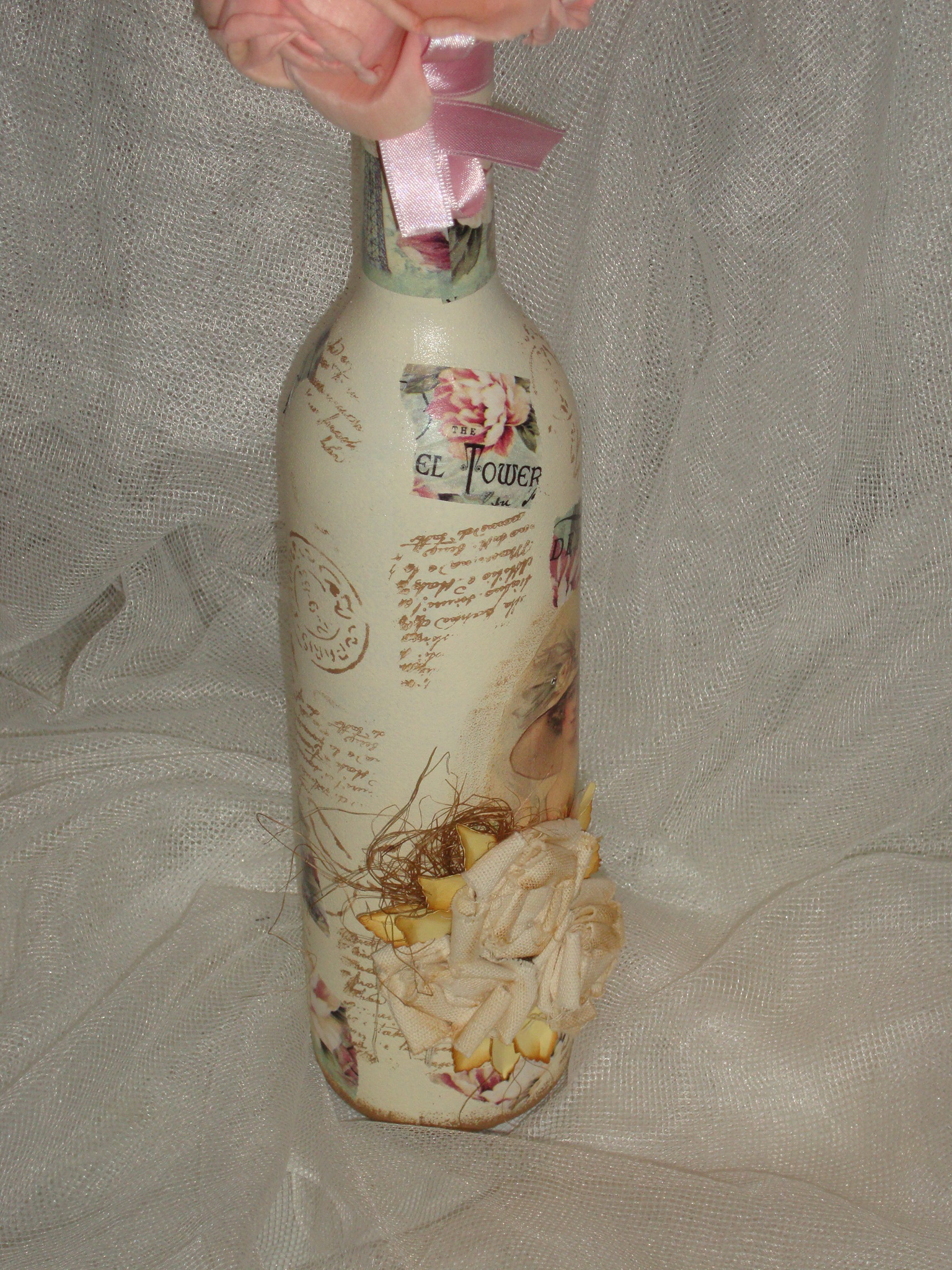 10 шаг: Украсила горлышко бутылки розовой ленточкой "Safisa" арт: Р 20110 и декоративным скотчем Стамперия Арт: SBA 234.