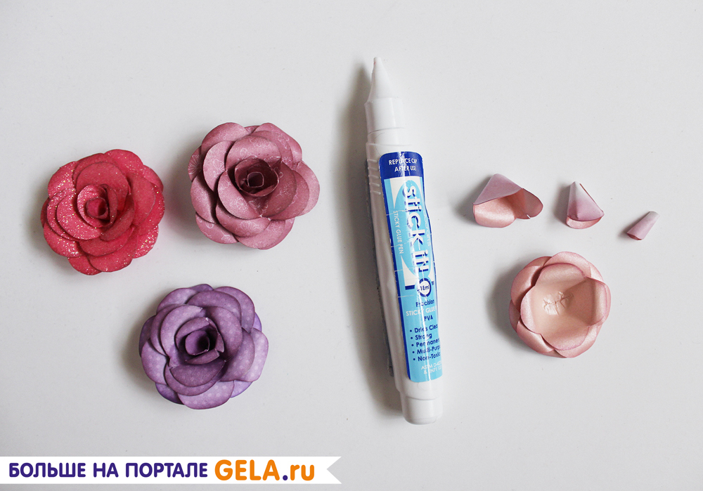 12. Собираем розу. Начинаем склеивать фигуры от самой большой (нижней), размещая лепестки в шахматном порядке. При склеивании слегка прижимаем (приплющиваем) серединку каждой фигуры.