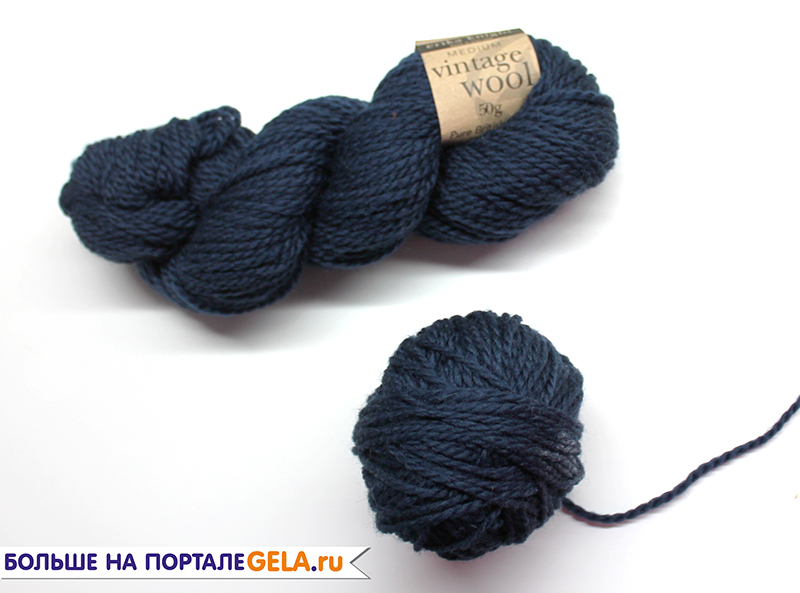 1. Вяжем снуд из чистой шерсти "Vintage Wool" от английского производителя ERIKA KNIGHT. Пряжа выпускается в виде пасмы. Для удобства работы перематываем пряжу в клубок. Для вязания снуда-косички понадобятся три клубка.