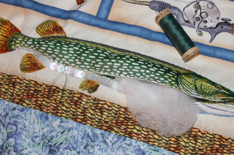 6. Вощенной нитью для ручного шитья AMANN GROUP METТLER "Quilting", наметочными стежками, подогнув припуски, прошиваем контур.