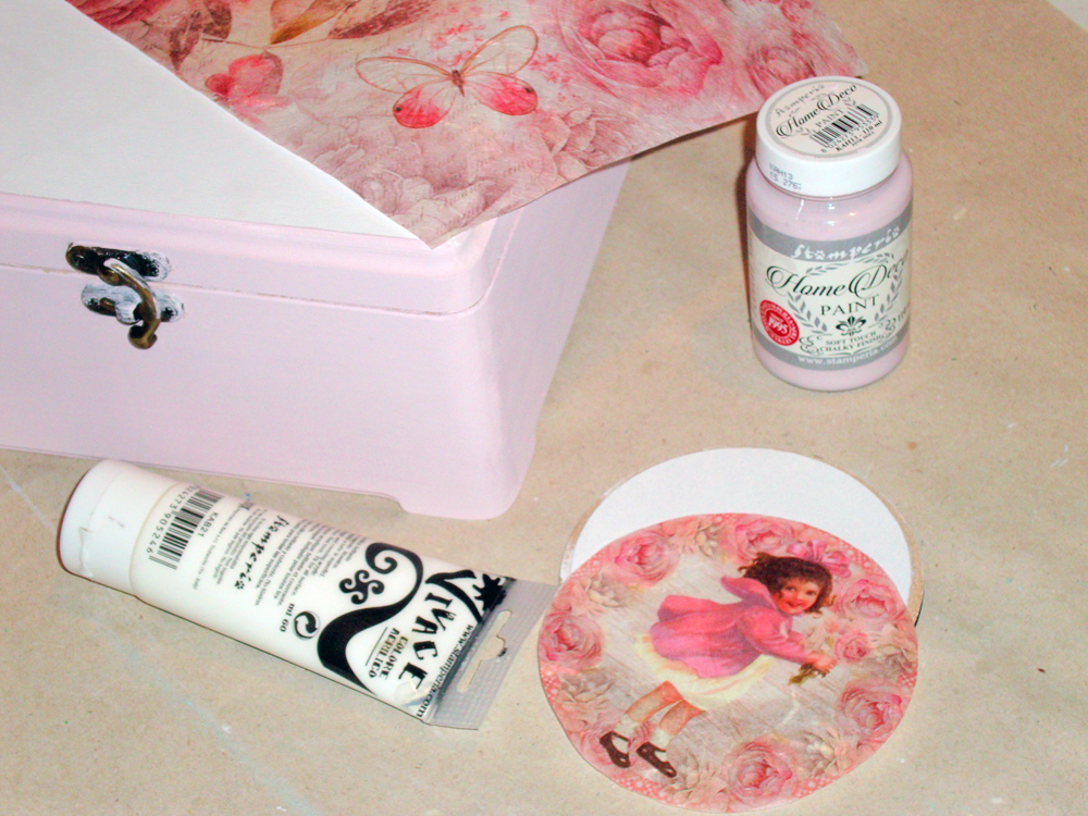 3 шаг: Боковинки шкатулки покрасила розовой краской.
