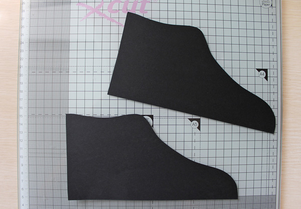 3. Из того же картона черного цвета вырезаем силуэты боковых сторон (4 штуки).