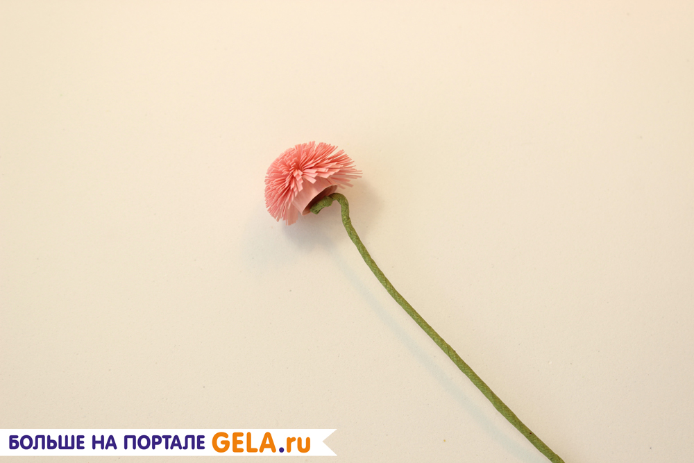 С помощью термопистолета приклейте стебель к основанию цветка.
