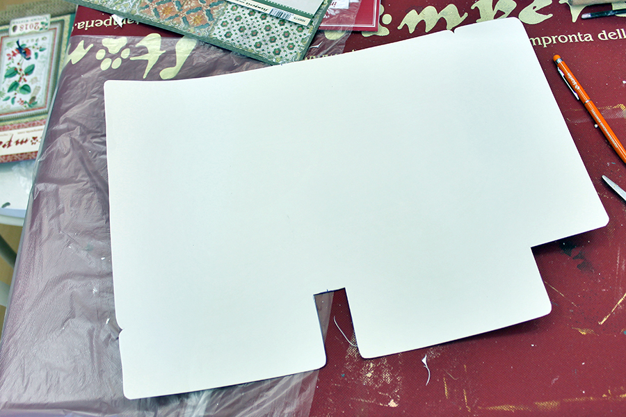 1. Из бумаги "Stone paper" вырезаем форму блокнота. В сложенном виде размер 17.5 х 24 см (в разложенном 35 х 24 см + боковины). Ширина боковых планок 6 см.