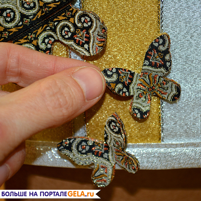 Заготовленные бабочки приклеиваем на основу нашего абажура с помощью клеевого пистолета.