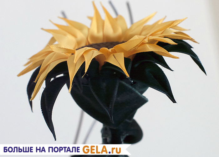 5. На нижней части основания закрепите зеленые бархатные листья.