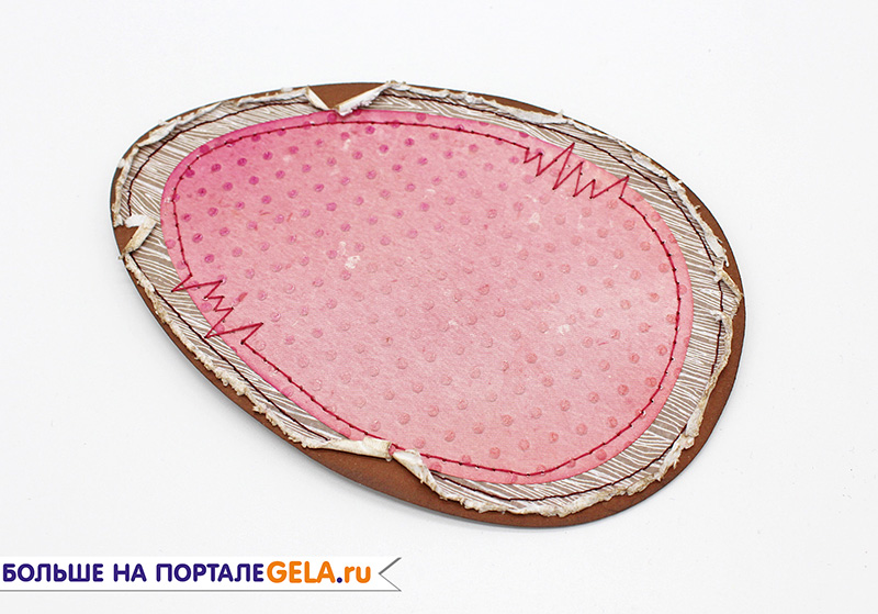 Прошиваем по периметру яйцо с изображением древесной коры. Розовое яйцо тонируем по всей поверхности штемпельными подушечками розового и малинового цветов, создавая эффект меланжа и придавая рисунку еще больший объем. Приклеиваем розовое яйцо к яйцу с изо