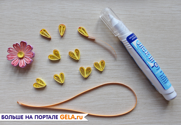 5. Готовые капельки склеиваем между собой по 2 штуки. Полоской контрастного цвета (в данном случае оранжевого) обклеиваем и слегка стягиваем парные капельки, чтобы получить аккуратные и нежные лепестки.