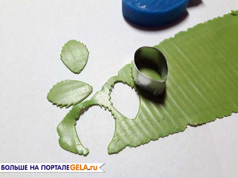 Глину оливкового и глину жемчужно-зеленого цвета смешиваем в соотношении примерно 1:5, чтобы цвет листьев был приглушенным и похожим на натуральный. Раскатываем пласт примерно 0,5-0,7 мм толщиной и с помощью каттера для листа земляники вырезаем листья.