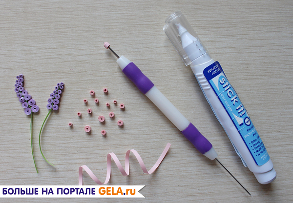 7. Делаем «мускарики». Берем полоски бумаги розового цвета и плотно скручиваем (длину полосок корректируем, в зависимости от желаемых размеров кругляшов). Отрезаем полоску и склеиваем, не снимая с инструмента. Подготовленные кругляшки клеим к полоске зеле