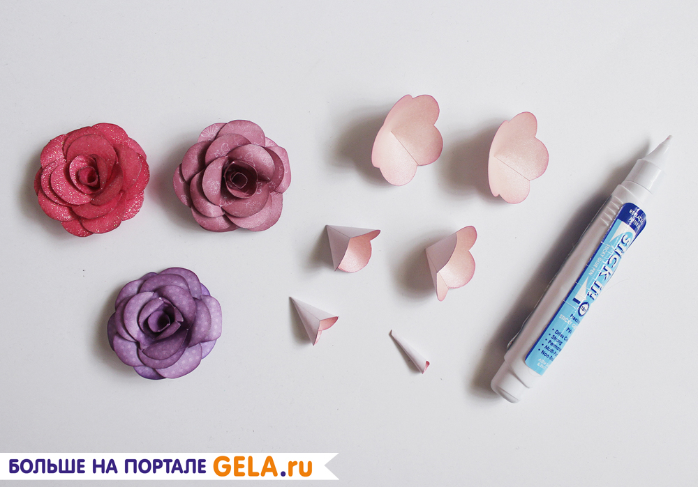 9. Склеиваем получившиеся заготовки (промазываем клеем один лепесток у надреза с внешней стороны и накладываем на него другой лепесток с противоположной стороны надреза).
