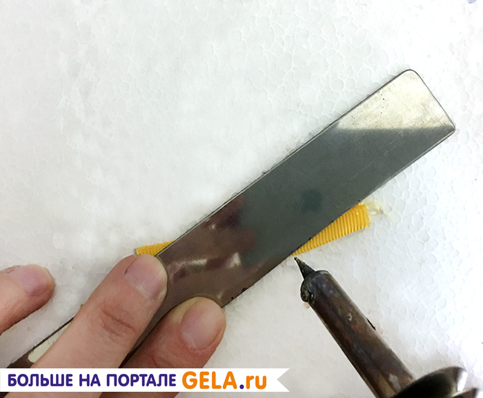 3. С помощью горячего ножа по ткани и металлической линейки сделайте лепестки подсолнуха. Сложите ленту пополам и проведите ножом, отделяя внутренний угол. Выверните кончик лепестка. Таким же способом сделайте листья.
