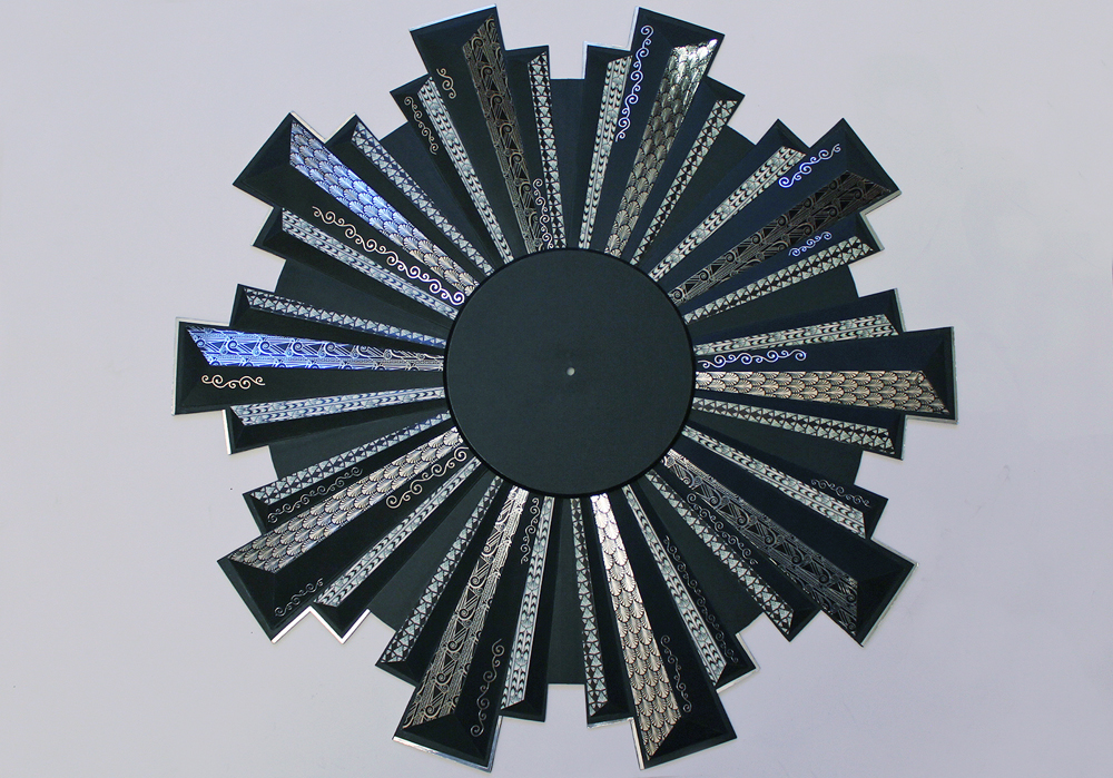Фото 18,19 Серебряными наклейками декорируем готовые лучи в свободном порядке (не симметрично друг другу).