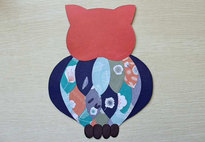 2. Из набора бумаги Owl Folk вырезаем элементы разных цветов, следуя разметке. Клеим элементы в следующем порядке: перья (начиная с нижних), крылья, лапы, голова. Лапы тонируем штемпельной подушечкой.