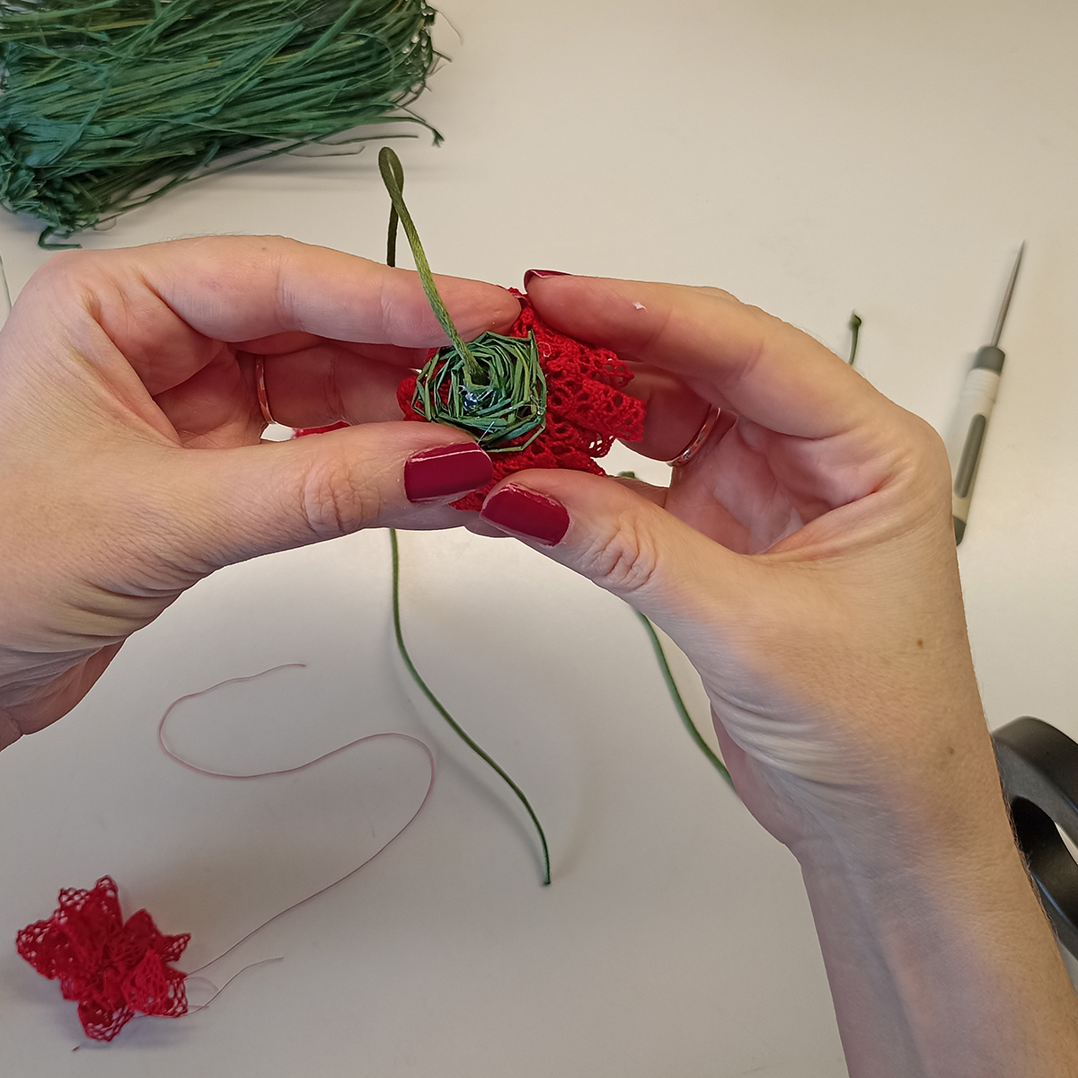 13. Подклеиваем атласный шнур и рафию в основание цветка.