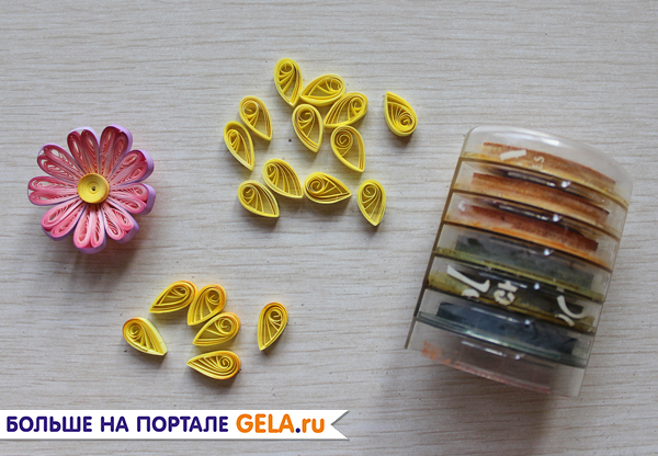 4. Получившиеся капельки слегка тонируем в закругленной части с помощью штемпельных подушечек.