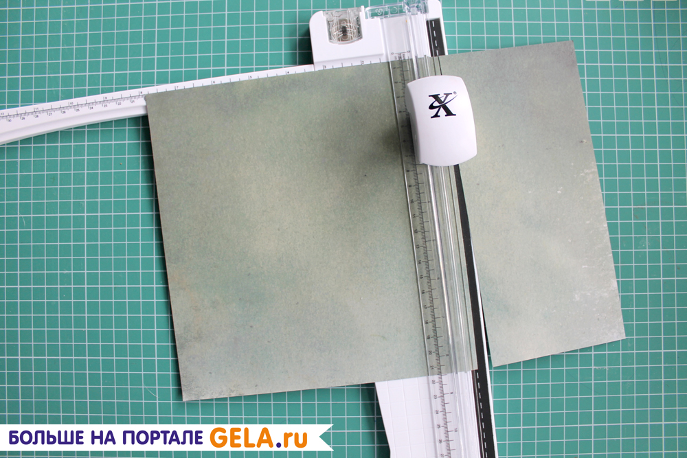 4. Из грязно-зеленой фоновой бумаги вырезаем основу страницы 20 х 20 см. Используем резак серии "Xcut".